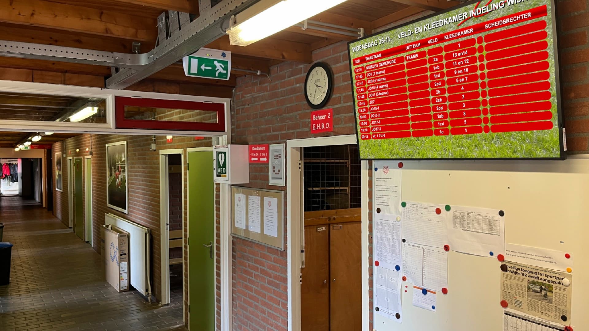 Automatisch gegenereerd veld- en kleedkamerschema op een narrowcastingscherm